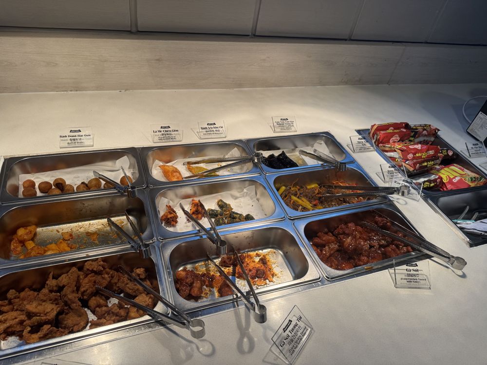 치킨, 잡채, 튀김류가 놓인 코너