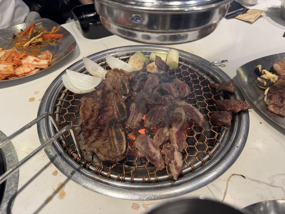 숯불 위에서 구워지는 소갈비와 양념 고기