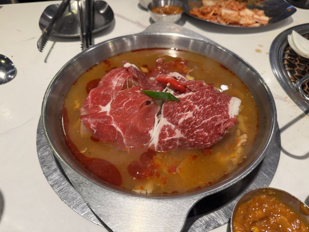 소고기가 올라간 얼큰한 국물 요리