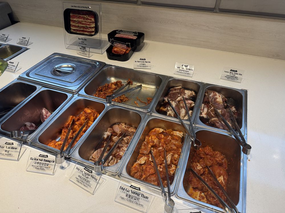 양념 고기가 담긴 부페 고기 코너