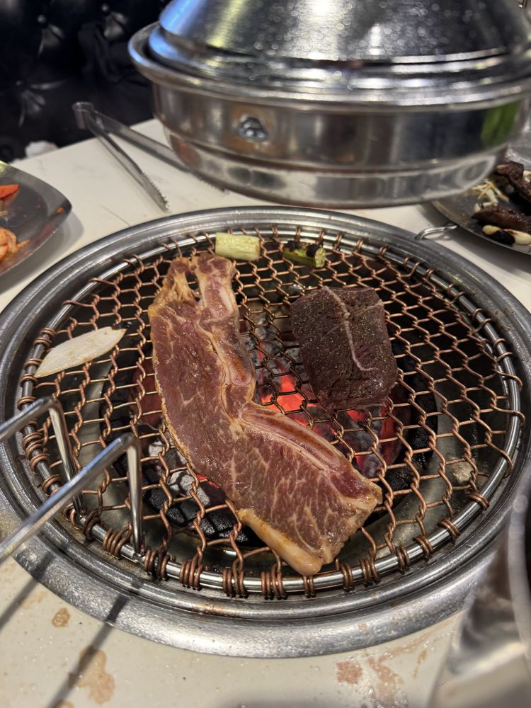불판 위에서 구워지는 갈비